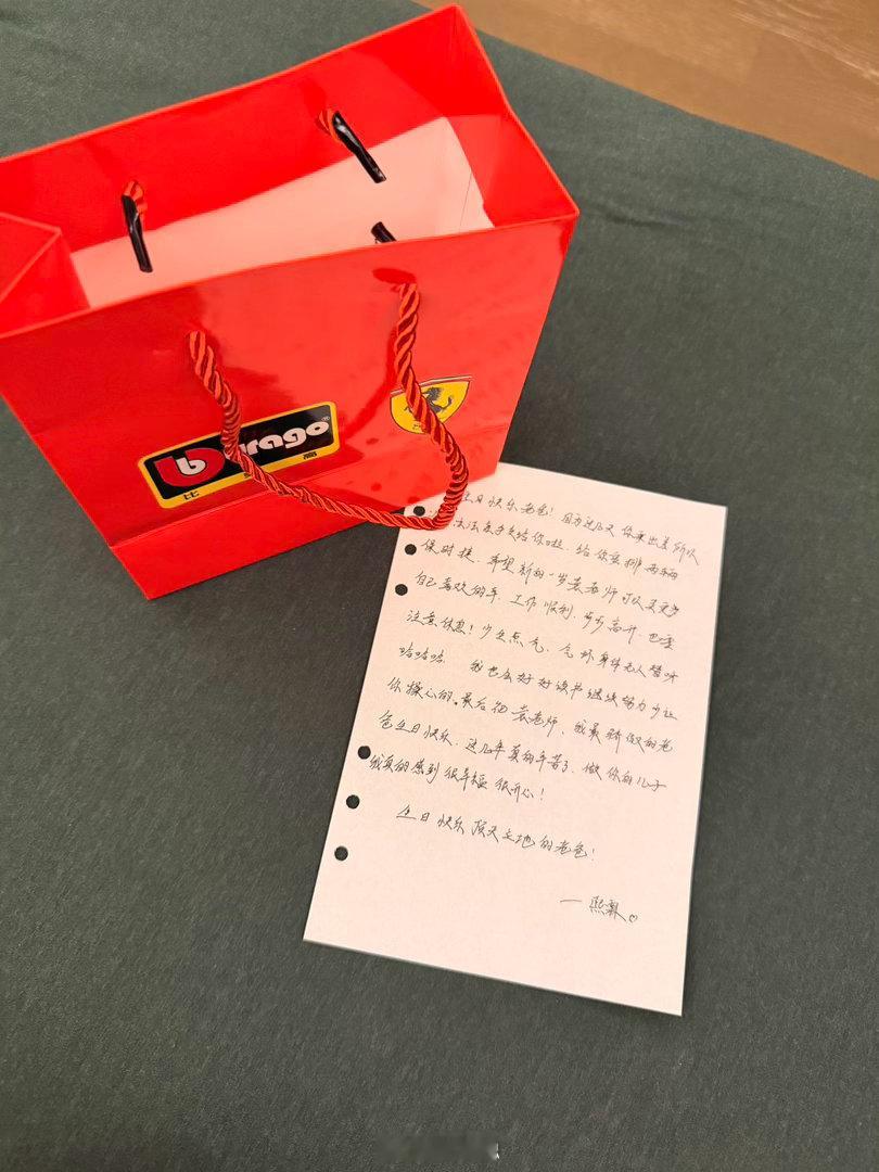 艹，哥哥高三昨天就上学了，我带弟弟出去玩，刚刚回家看到这个，感动到发抖[苦涩][