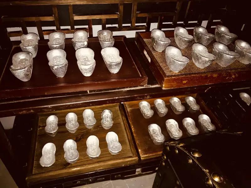 清代二十两银子能办不少事。清朝时，因银矿发掘和外贸活跃，白银购买力下降。中后期，