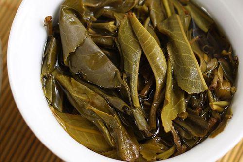喝茶的时候，茶叶进到嘴里，你是吐到地上，还是吐回茶杯呢？[呲牙]