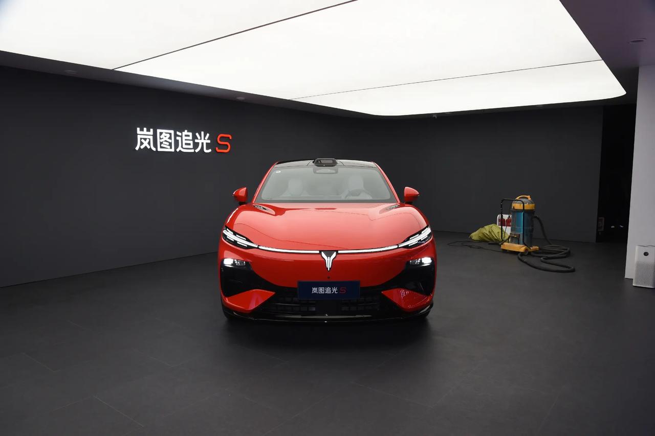 市面上电车一抓一大把，岚图追光 S 给我的感受算是比较特殊的。不走传统轿车，也不
