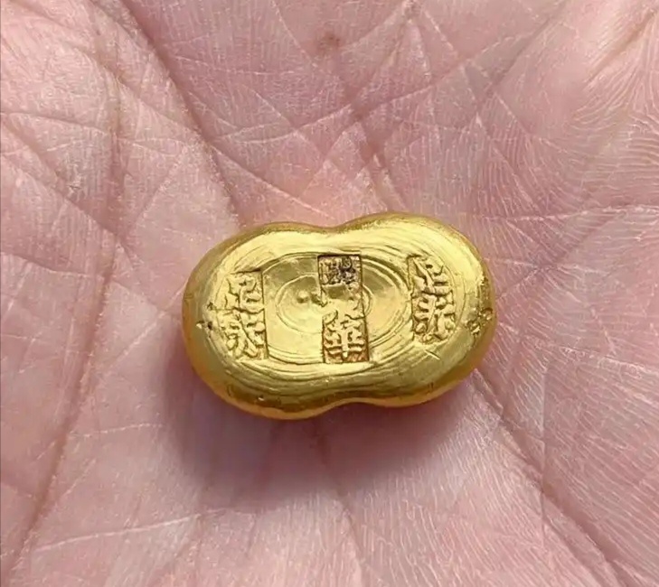 我每个月的俸禄是2两银子好家伙，要这么算的话，咱们一年都挣不到一两金子啊