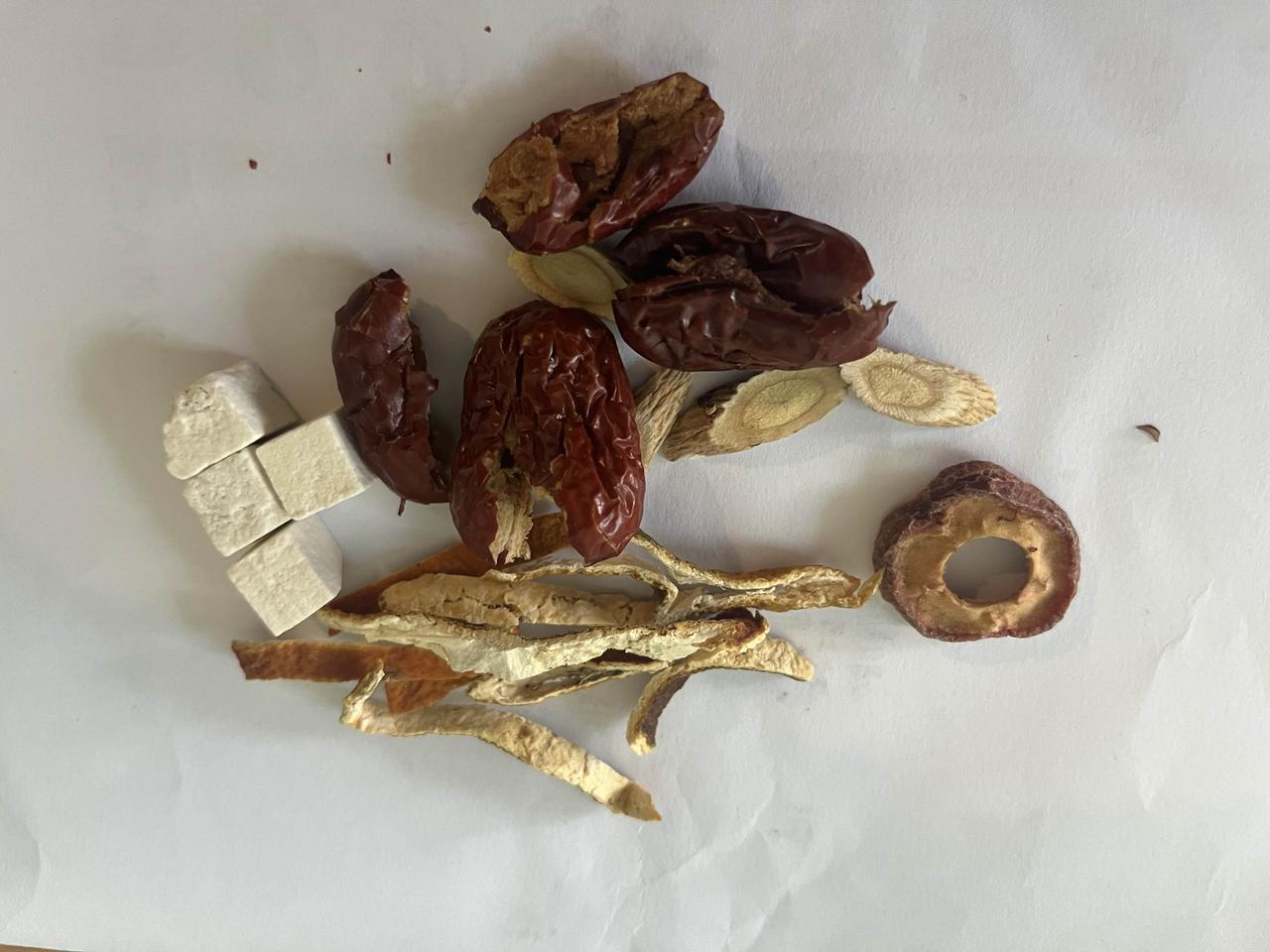 小红书上推荐的煮水配比
陈皮茯苓红枣黄芪山楂

天天坐办公室里
喝白水觉得没味道
