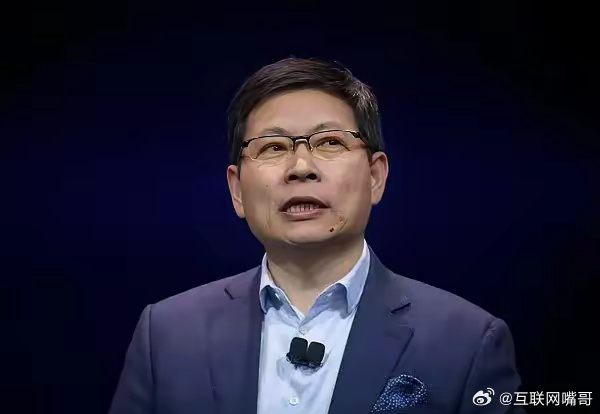 余承东表示，有华为在，大家不用担心在AI方面输给别人，我们在AI、智能驾驶、智能