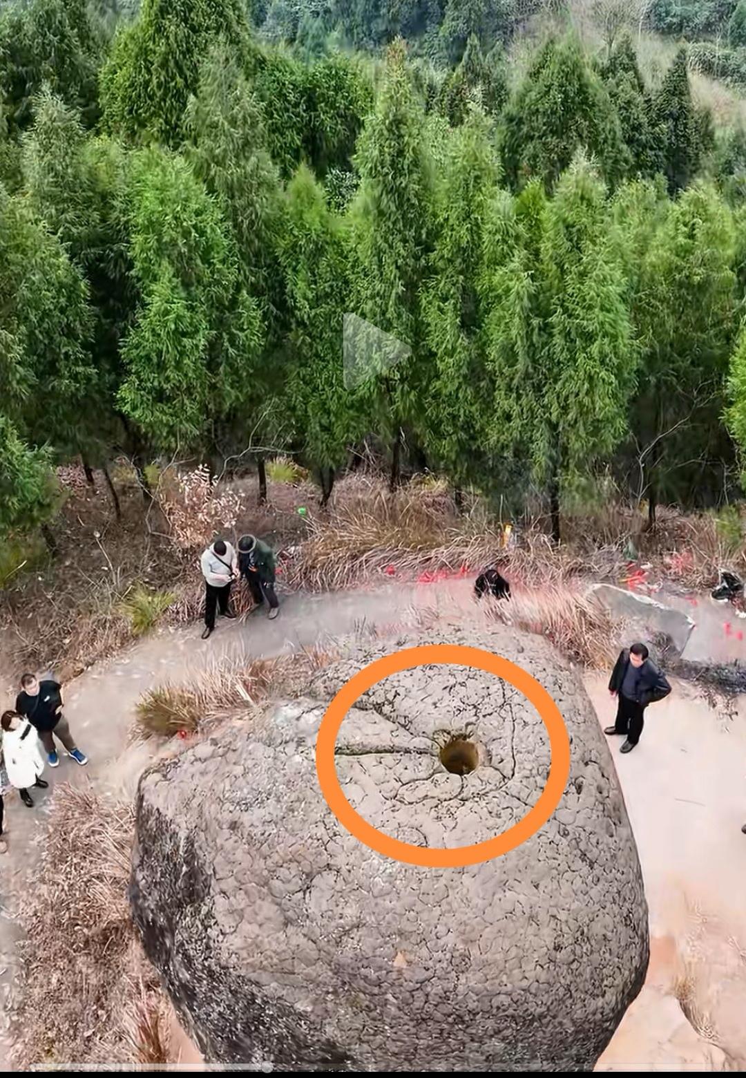 位于重庆和四川交界处的大石头，08年汶川大地震时，剧烈摇晃而不倒，安上佛像吸引众