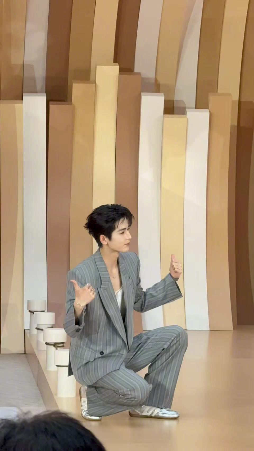 张凌赫穿赛车鞋帅到犯规 少年风采与时尚质感兼具，以银色赛车鞋搭配酷感造型，亮眼吸