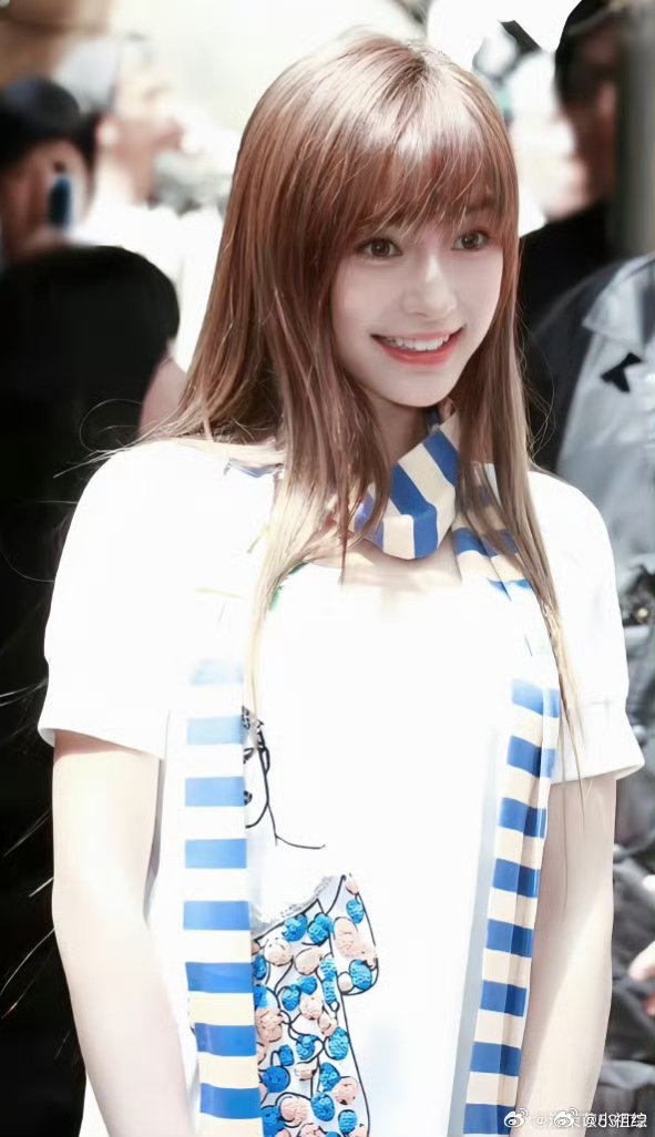 Angelababy 港女配港曲 超强镜头感加持，烟熏妆容冷艳又精致，港风魅力尽