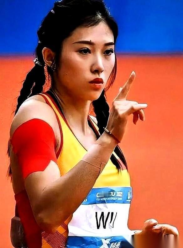 就这两张图，一张素颜，一张浓妆的吴艳妮。
给一堆人整不会了，说这差距也太大了吧。