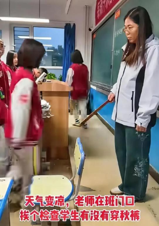 吉林长春一男孩去上学，可一走一教室门口，就被老师拦住了，男孩以为老师要检查作业，