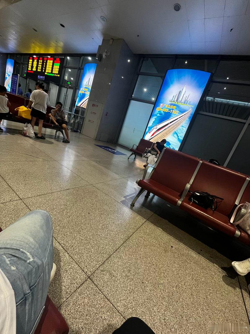 我在高铁站坐了三个小时。 