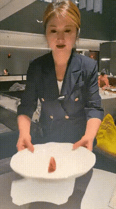 一只蝴蝶，两片西红柿，寓意我和你缠缠绵绵翩翩飞…[泪奔]