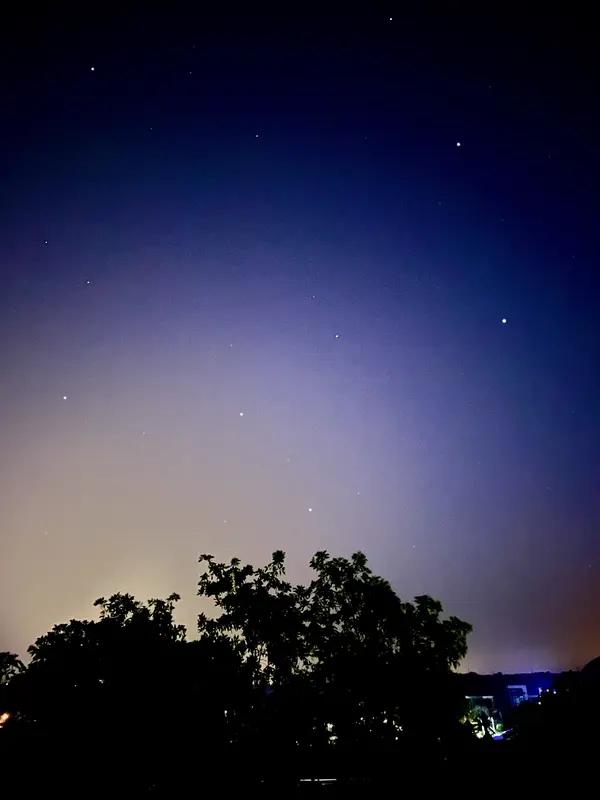 上联：疏星点点垂霄汉；
下联：古寺隐隐入暮云。