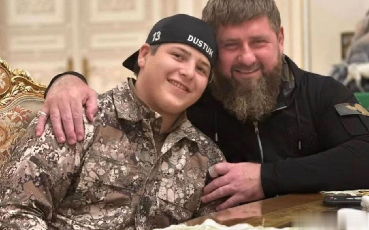 此前卡德罗夫的儿子暴打一名烧了经书的犯罪嫌疑人，卡德罗夫转发施暴视频还为儿子点了