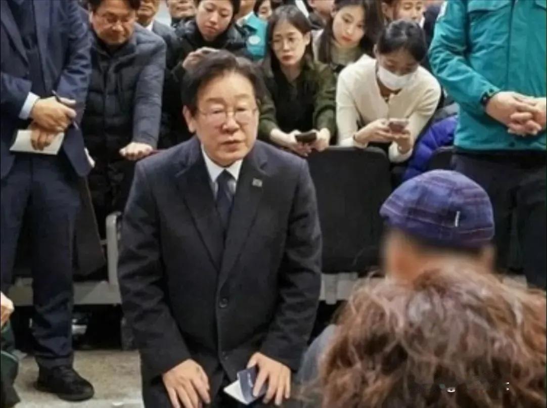 李在明穿防弹衣演讲，向观众下跪。
2025年4月27日，对于李在明来说是极为关键