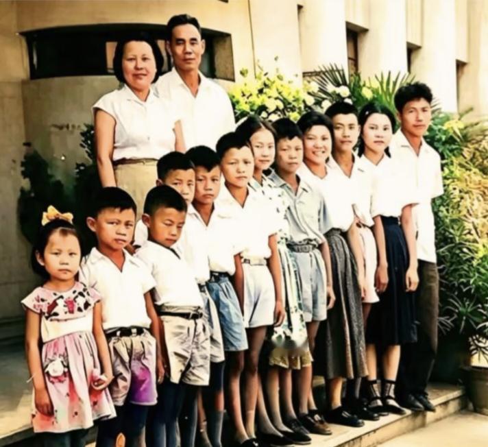 1961年，开国将军吴信泉、俞惠如夫妇，和他们的8个儿子4个女儿的全家福，一家人