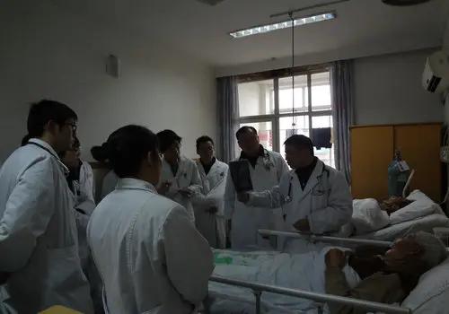 医院真能治好赖床的病。

本来医院就睡的不舒服，结果天还黑着呢，护士推开门把灯一