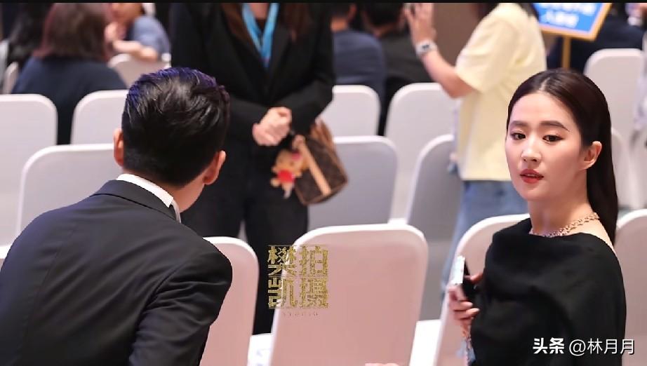 这不就是逍遥哥哥和灵儿吗？真的是满满的回忆感

虽然他们不再年轻，但是我还是喜欢
