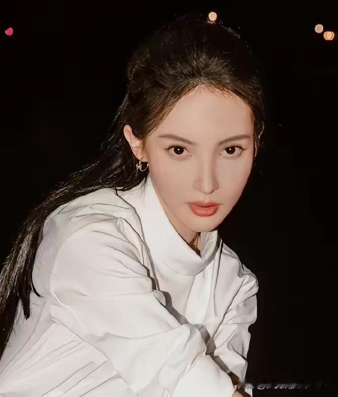 这次盼着金晨“塌房”的人，怕是要失望了！
网传金晨驾车肇事逃逸还骗保，对此，金晨