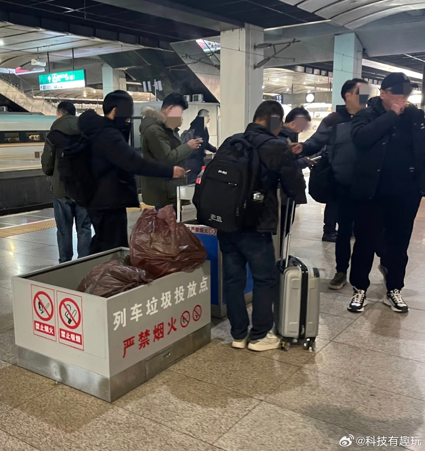 高铁站禁烟仅1天男子当众吸烟被拍作为已经戒烟快一年的人，我以前抽烟的时候，从不会