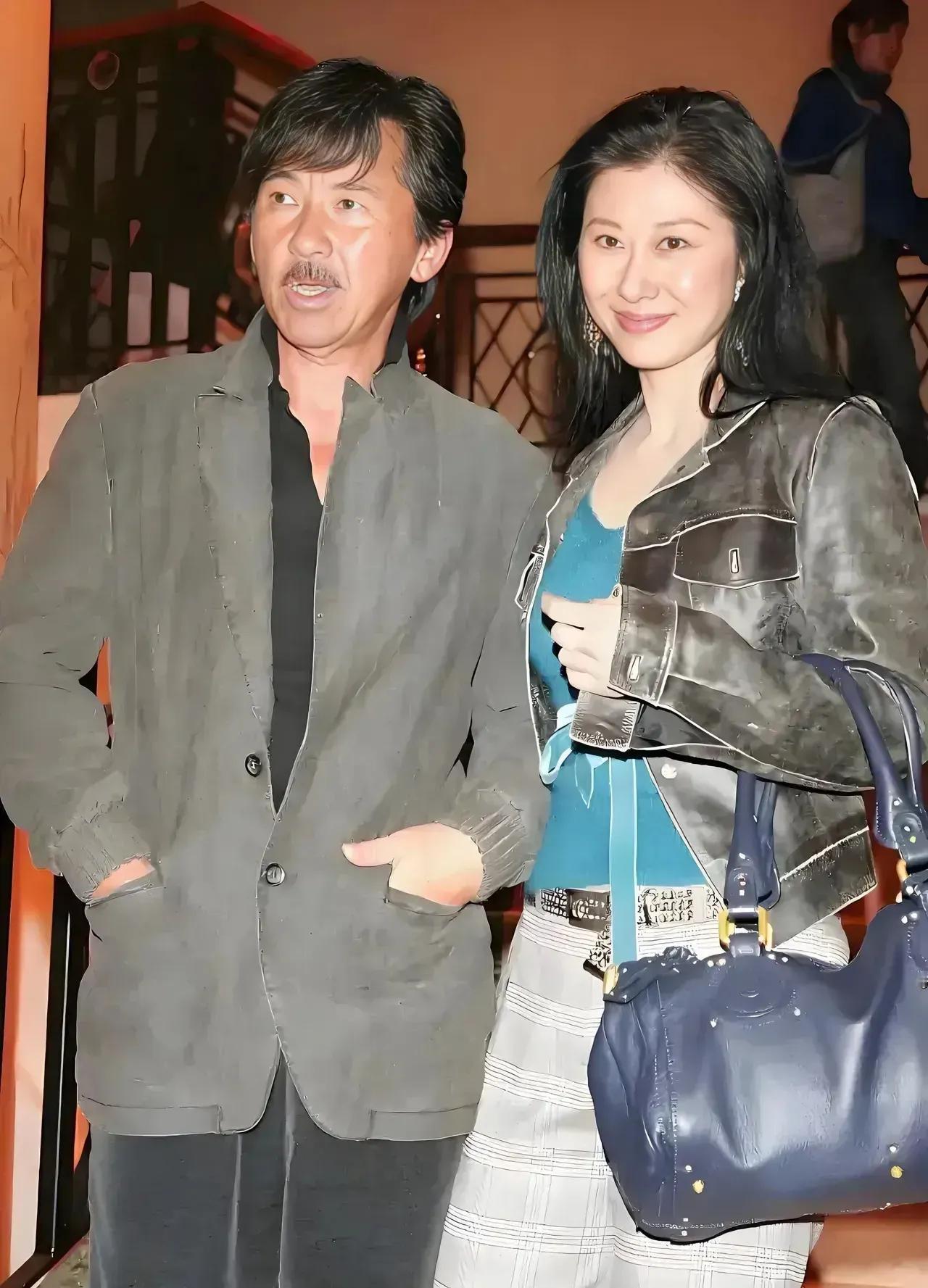 叶倩文只看重林子祥的才华，对颜值应该没有追求，林子祥从来都没有年轻过，长相平平。