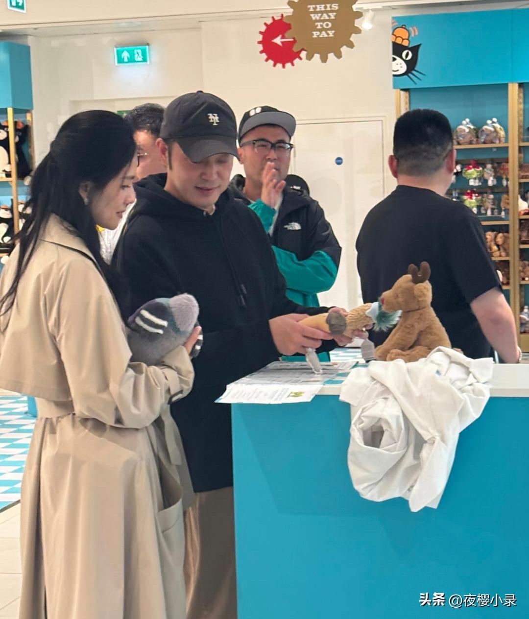 近日沙溢和胡可在英国伦敦商场购物的画面被曝光，当时胡可的打扮，真的让人挺意外的。