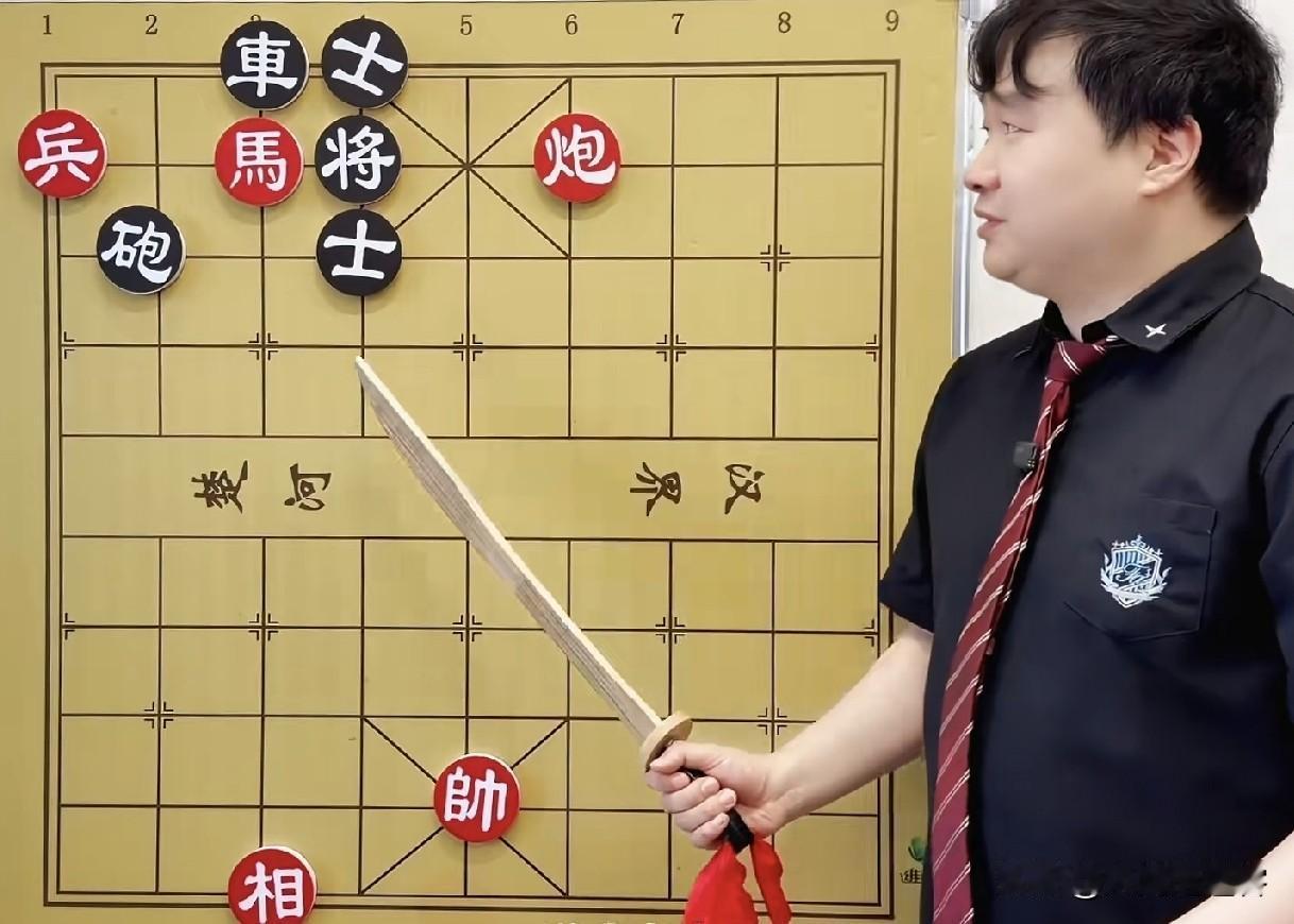 好久没看孙浩宇大师讲棋了，刚才突然看到外号“孙大刀”孙浩宇大师，竟然真的拿了一把