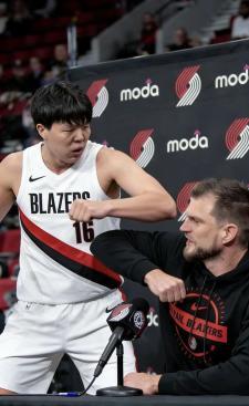 开拓者打火箭，杨瀚森投篮4中1，3分3中1得到3分3篮板2助攻，犯满毕业。
这里