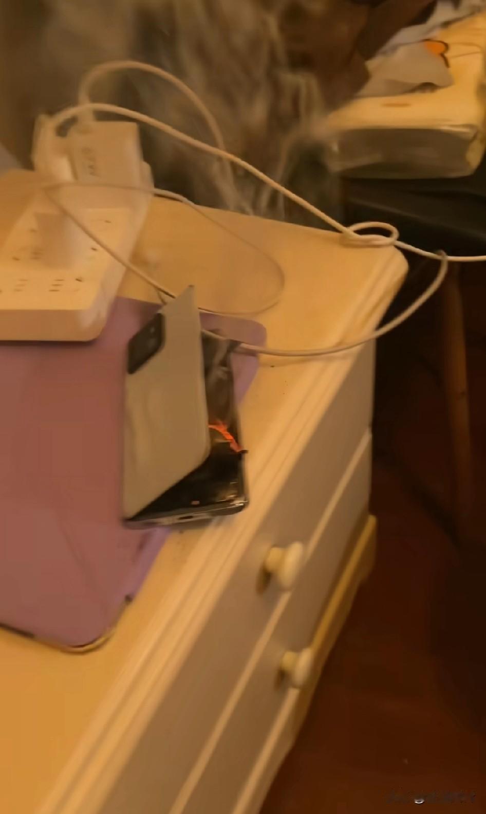 网友只能说一句“卧 槽”，小米13手机半夜三更自燃了，手机是原装无维修记录
这要