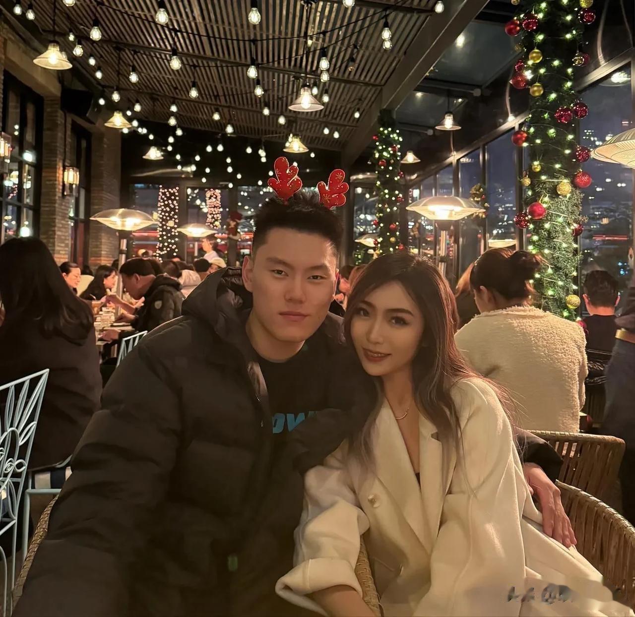 圣诞节当天，上海男篮球员李弘权在外网发出自己与女友的合照，并写道：“祝你和你的家