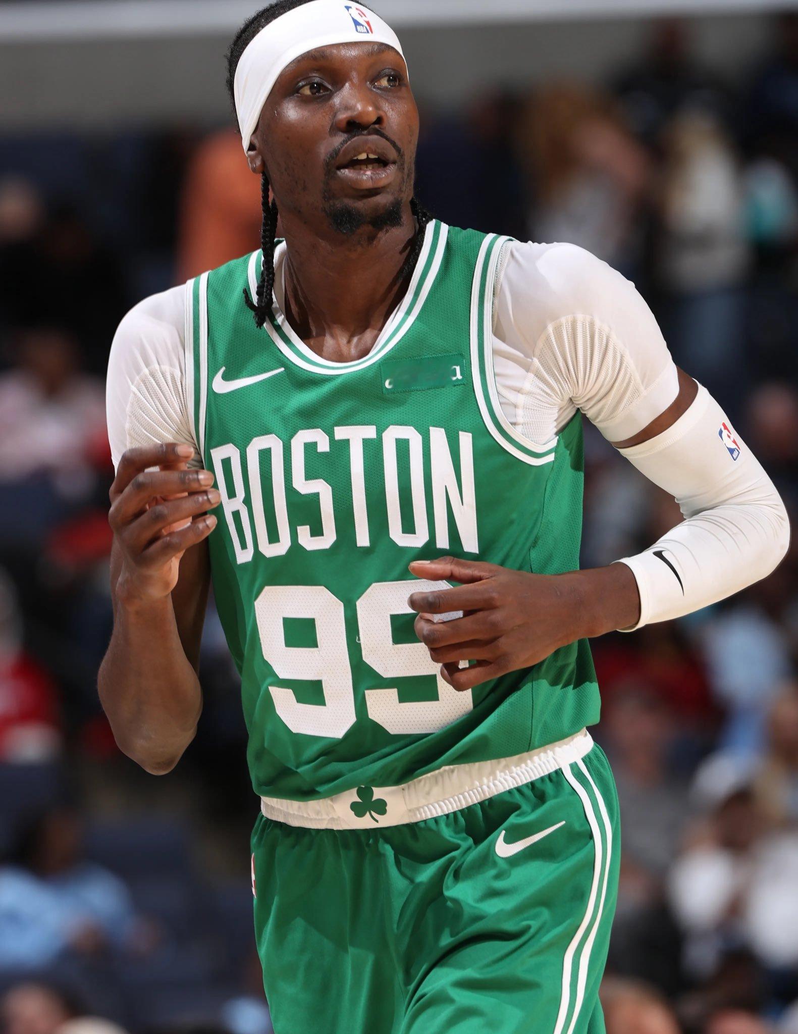 Shams：凯尔特人队将克里斯·布歇交易至爵士队。NBA交易截止日