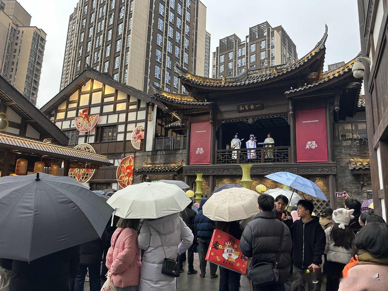 啊！今天重庆真的更冷啦！1月2日下午5点重庆下起雨，但是冒雨围观长嘉汇露天演出的