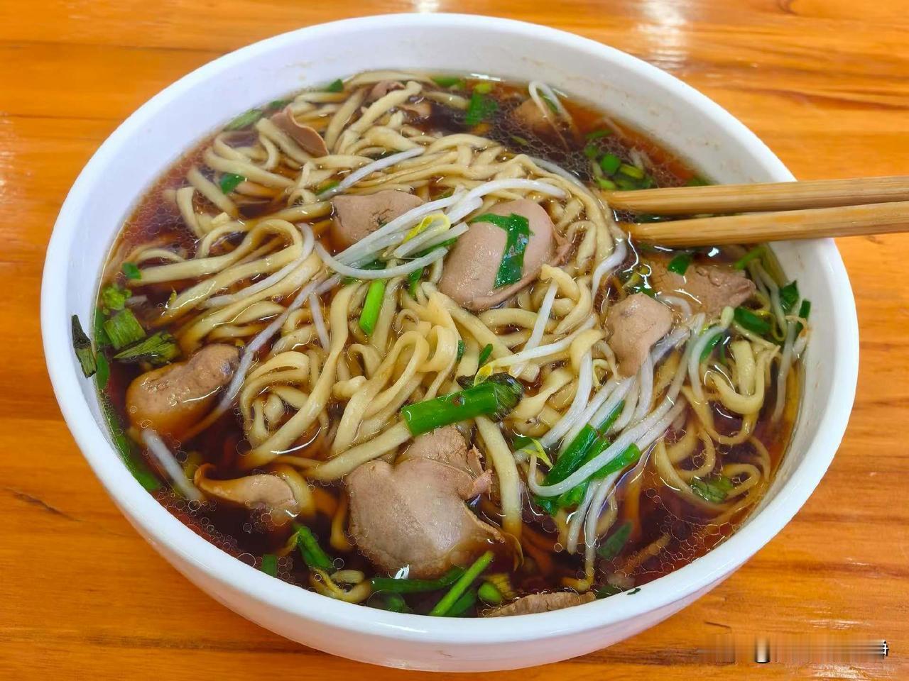 今日早餐∶鸡脯面
鸡胸肉切薄片下锅煮熟，调味，下入金针菇丝，韭菜段，盛出备用。