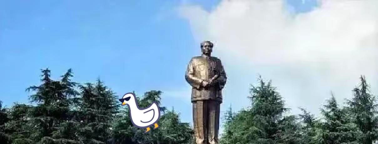 朋友从韶山回来，跟我说了个怪事。他说毛主席铜像广场一天好几万人，愣是没人吵架。