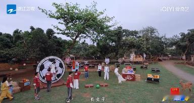 张真源腿上有虫子的反应 真的被张真源的本能反应可爱到犯规😆 腿上爬来小虫子，下
