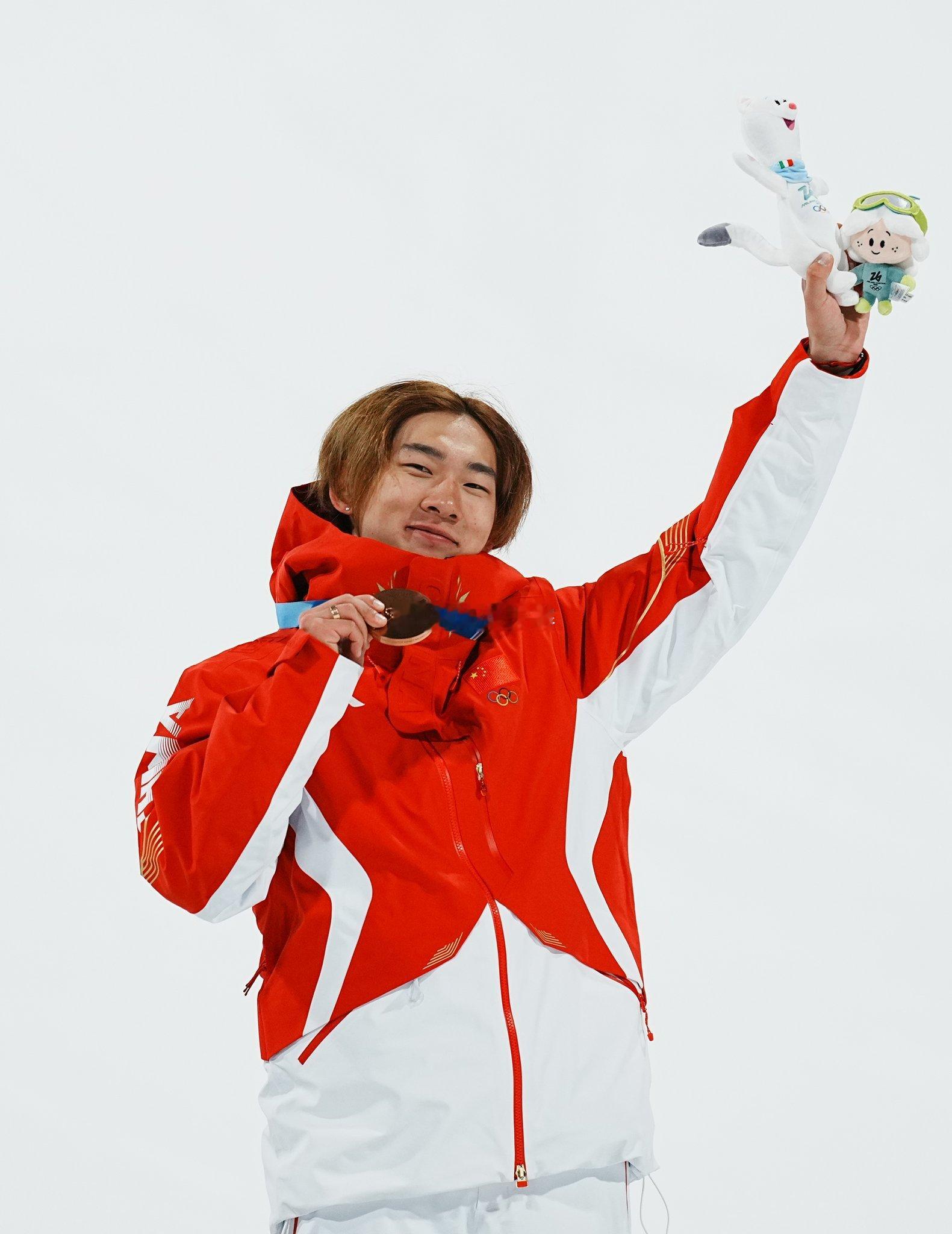 苏翊鸣疑似被日本裁判压分苏翊鸣赛后哭了 2月8日凌晨，米兰冬奥会单板滑雪大跳台的