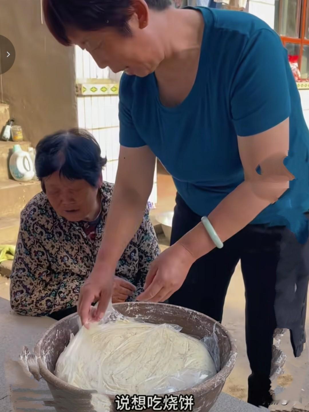 如今，儿媳妇说的话那就是圣旨！

儿媳妇想吃糖火烧，傻大妮立刻发面着手安排。这糖