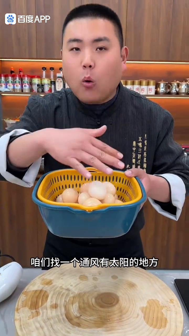 大家注意看，很多人在家腌咸鸡蛋要么蛋清太咸不能吃，要么蛋黄太软不出油。你们可以试