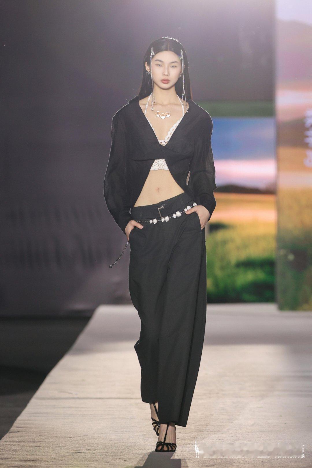 南京国际时尚周开幕秀直击，森林鸟用利落黑调演绎“南京新风”，松弛廓形与细节巧思碰
