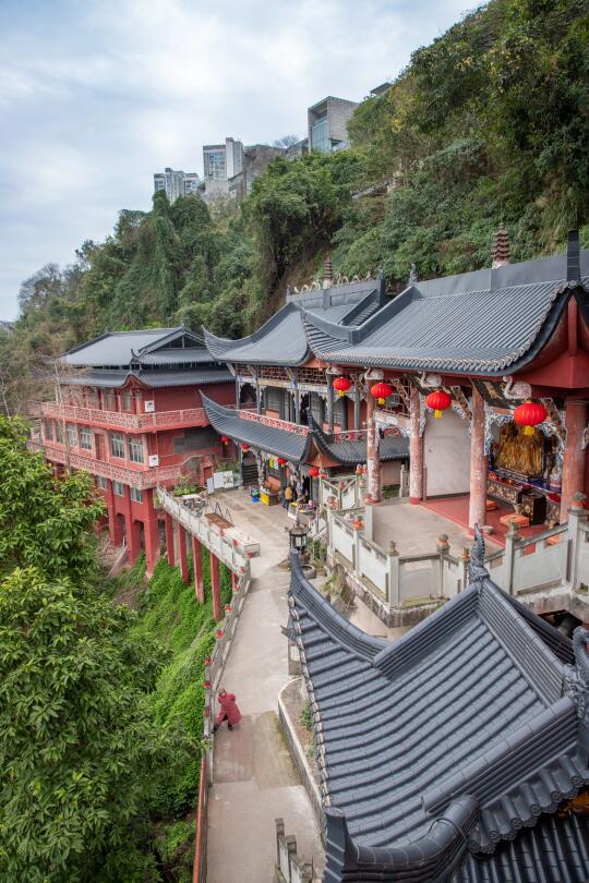 重庆半山崖壁之上的道观悬空寺➡️地铁直达