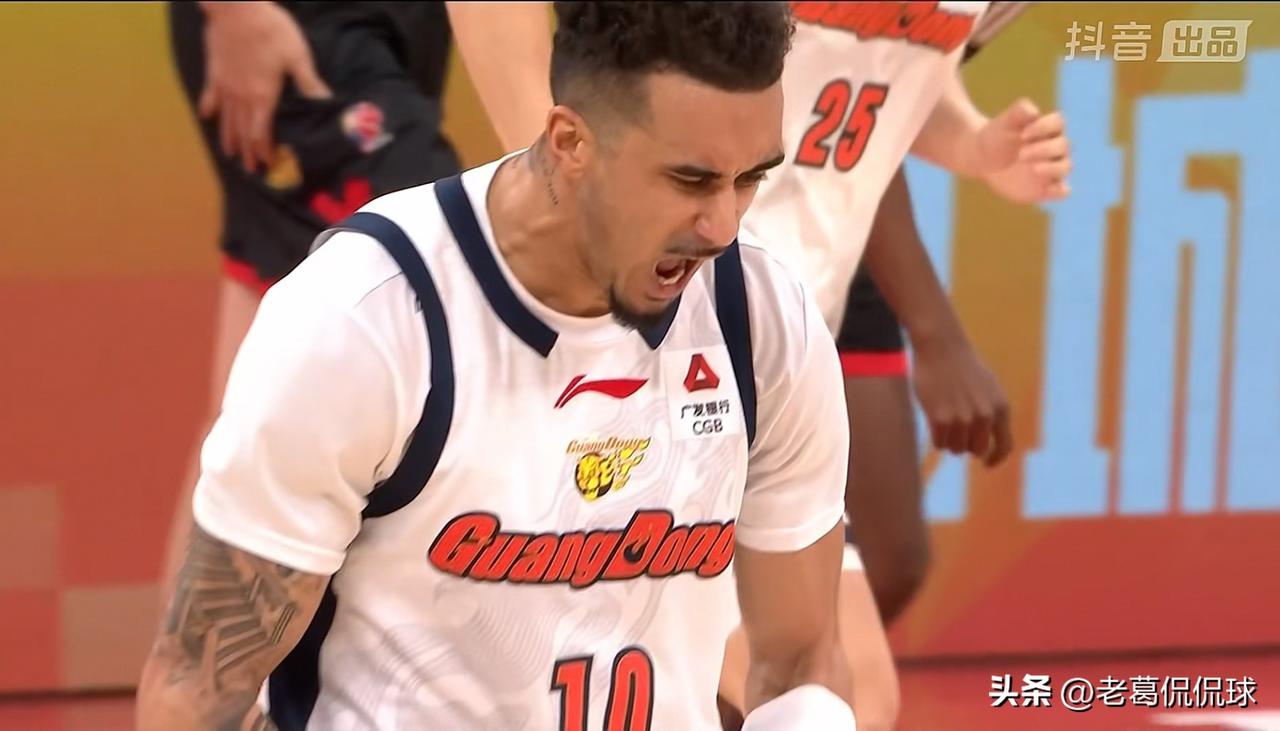 广东东阳光大外援奎因真是大放异彩！在今天广东东阳光客场挑战深圳马可波罗的比赛中，