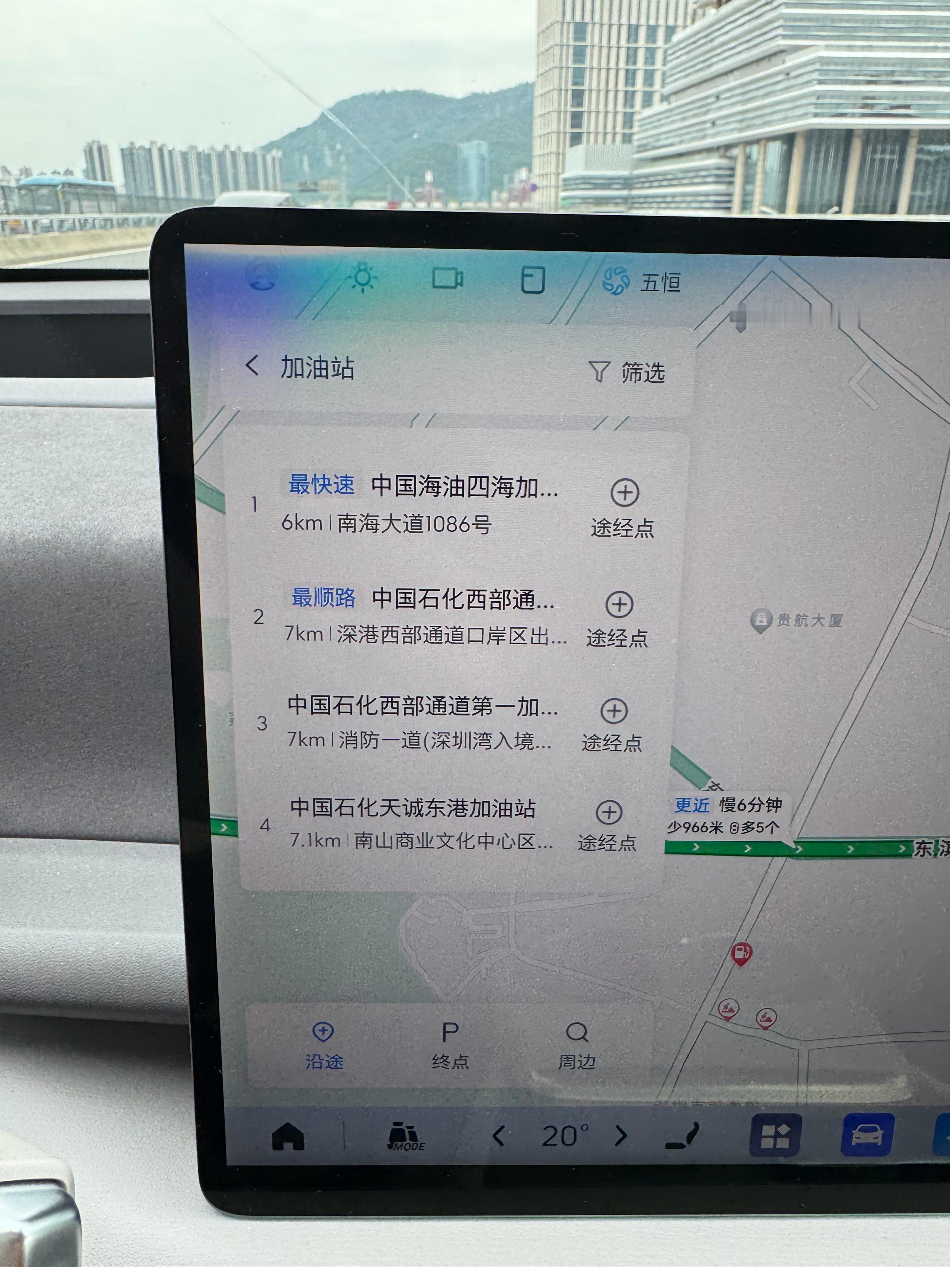 别克至境 E7 地图导航的一个小细节。语音指令中途加一个加油站，它可以帮你标注出