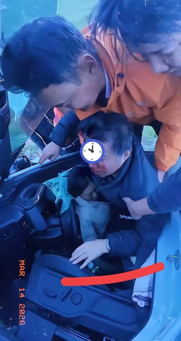 凌晨的孜珠寺，海拔4500米，含氧量只有平原一半。一个哥们刚挤上牙膏，突然听见山