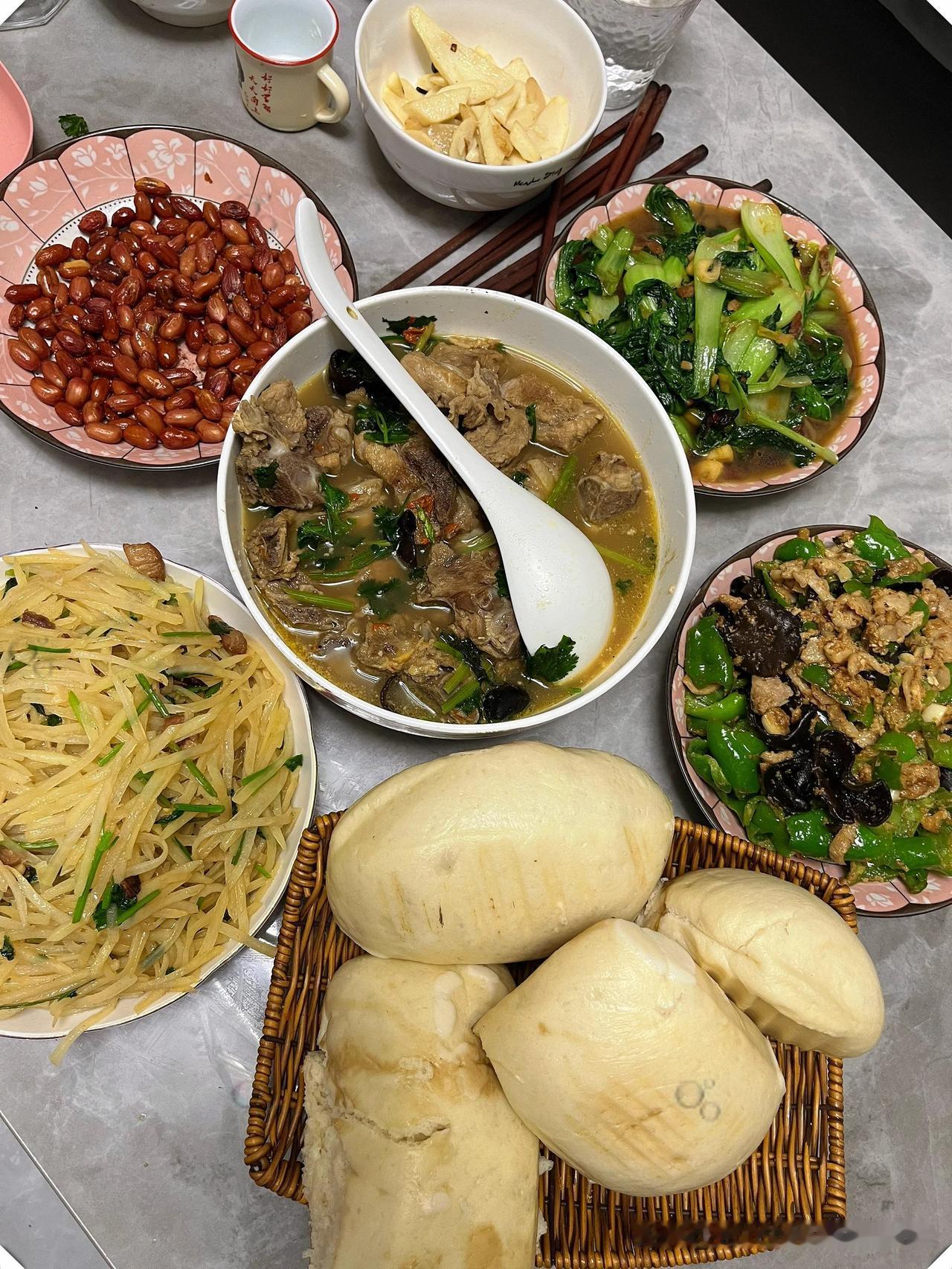 晒图笔记大赛来朋友家蹭饭，简简单单几个家常菜，看着就美味，炒菜吃馒头，喝稀饭，也