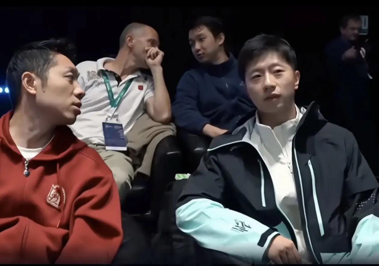 马龙是真拼，副主席身份都不顾了冲下看台对梁靖崑林诗栋一番指导

伦敦世乒赛现场，