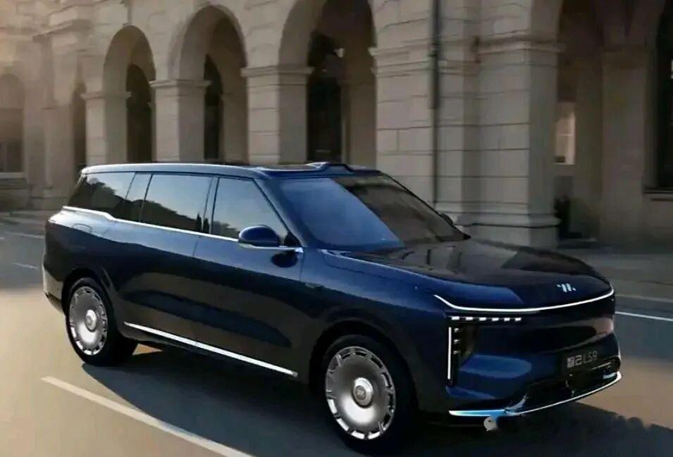 智己LS9车长超5.2米、轴距3160mm，车身宽大修长，游艇式侧颜搭配20-2