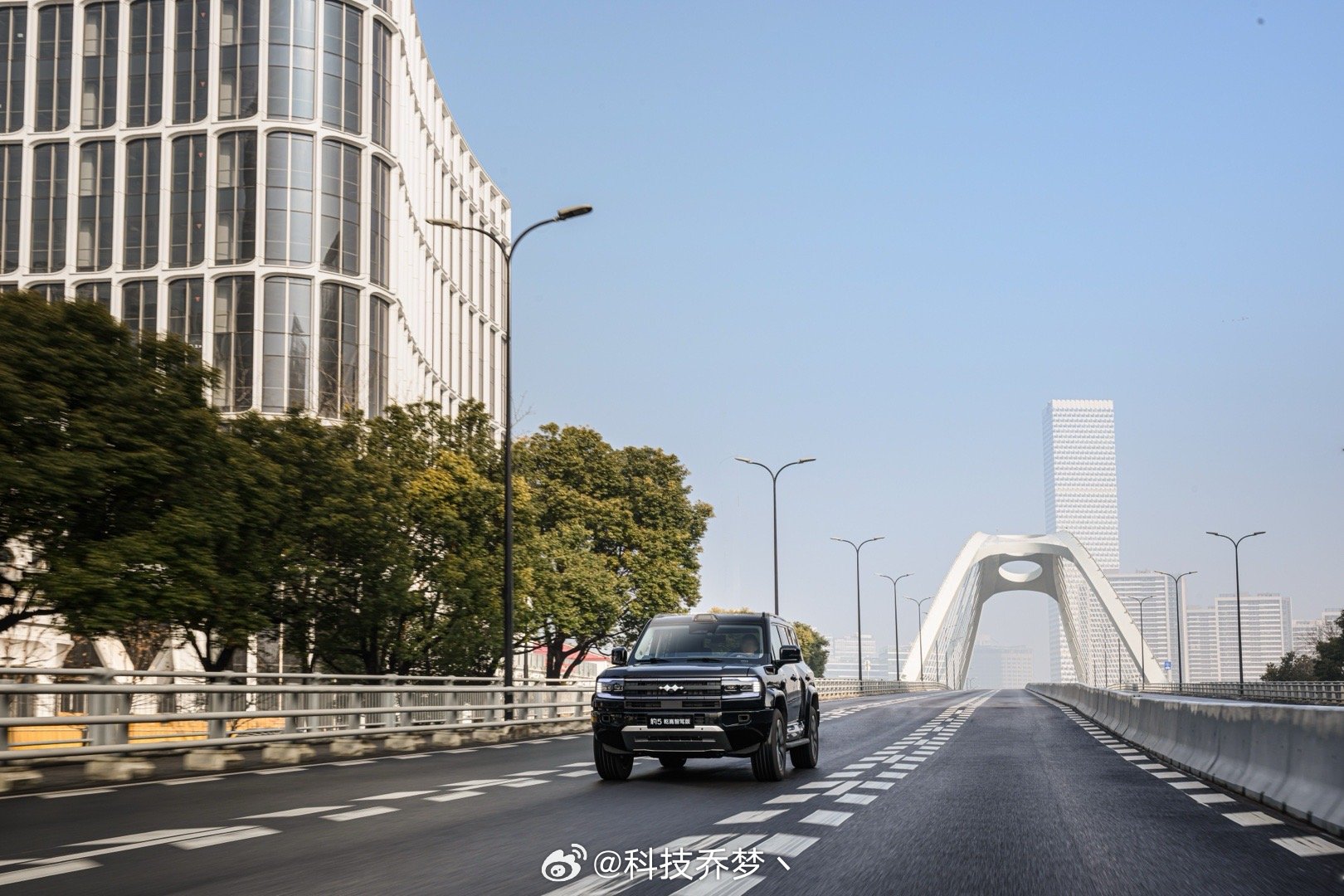 前几天比亚迪旗下新能源个性品牌方程豹推出了豹5智驾版。这次豹5智驾版与华为合作，