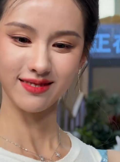 鞠婧祎简直跟自带磨皮一样 在《月鳞绮纪》线下活动中，“四千年美女”鞠婧祎与陈都灵