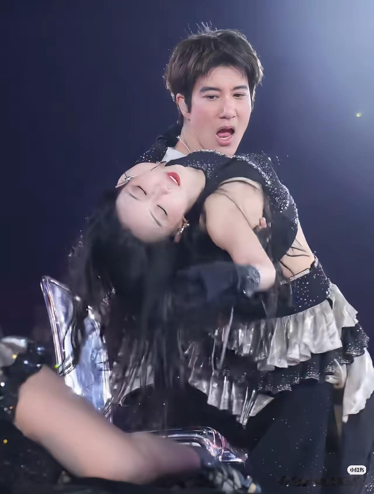 我把王力宏和女舞伴的照片发给我老公，他说王力宏就喜欢女舞伴这个类型的，是泫雅邱淑