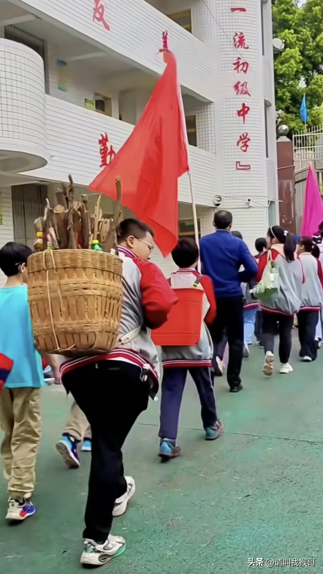 没想到四川资阳一学校近期组织的踏春活动，不仅勾起了大家对童年的回忆，视频更是火到