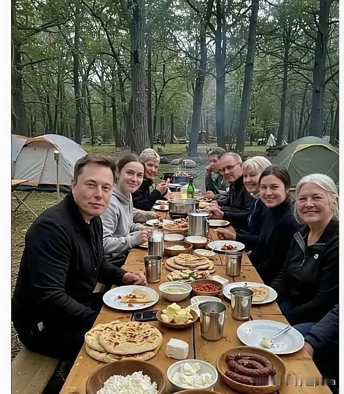 首富们的餐桌果然不走寻常路，那坨深褐色是不是肠啊，确实长得有点叛逆，像便便💩