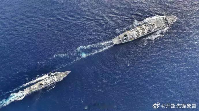 近日，南部战区大理舰协同青海湖舰奔赴南海某海域，开展海上综合补给训练，锤炼远海条